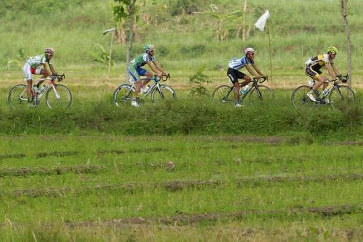 Pebalap menyelesaikan etape pertama Tour de Ijen 2012 yang menempuh jarak 124,7 kilometer dari Kota Banyuwangi menuju Pulau Merah, Banyuwangi, Jawa Timur, Jumat (7/12/2012)  Pebalap Uzbekistan Denis Shaymanov memenangi etape ini.

