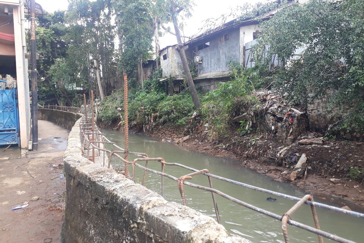 Tanggul Kali Cipinang di wilayah RW 011, Kelurahan Kramat Jati, Kecamatan Kramat Jati, Jakarta Timur, yang jebol dalam tahap perbaikan, Rabu (22/1/2020).