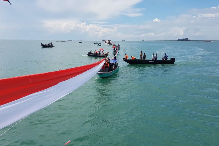 Merah putih sepanjang 10 km dibentangkan di batas perairan RI - Malaysia di Pulau Sebatik Nunukan Kaltara di HUT RI 77