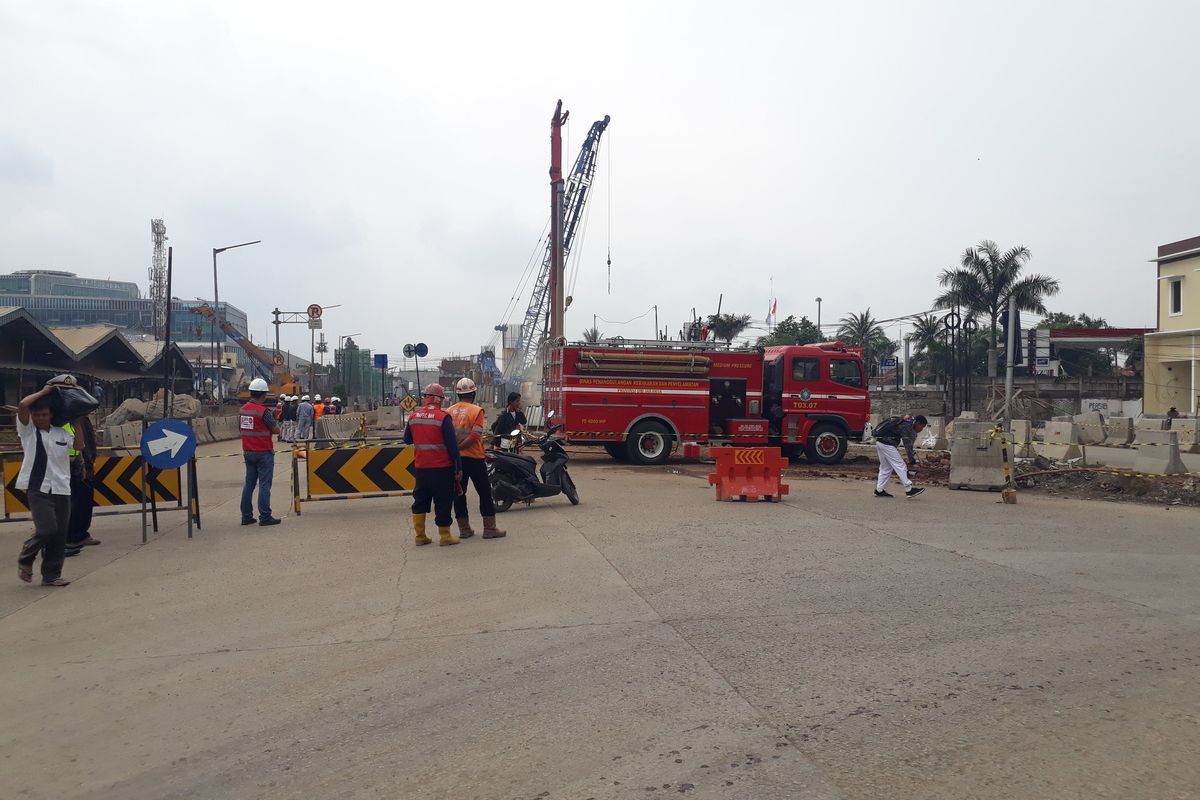 Jalan Raya Bekasi, Cakung, Jakarta Timur, ditutup sementara karena ada gas bocor, Kamis (12/3/2020).