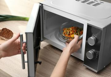 6 Wadah Makanan yang Tidak Boleh Dimasukkan ke Microwave 