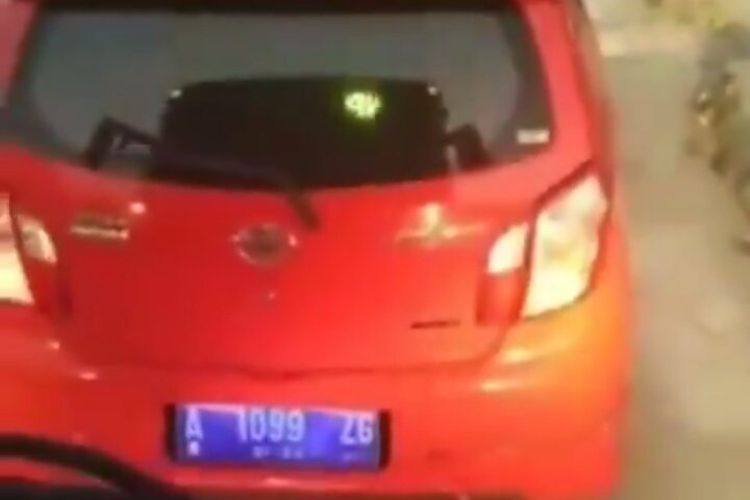 Tangkapan layar video berdurasi 46 detik yang menunjukkan seorang pengemudi mobil dengan pelat nomor A 1099 ZG nekat menyerobot jalur transjakarta.