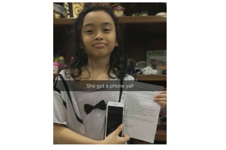 Yasmin (10) bersedia menandatangani kontrak yang berisi 12 aturan dari orangtuanya demi mendapatkan Iphone terbaru.