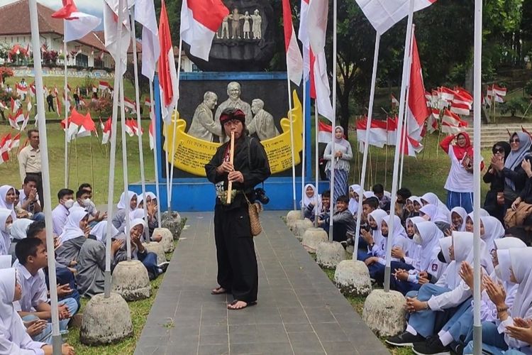 Sejumlah warga meramaikan Linggarjati Fashion Week di Halaman Museum Bersejarah Perundingan Linggarjati Kabupaten Kuningan Jawa Barat, Rabu (10/9/2022).