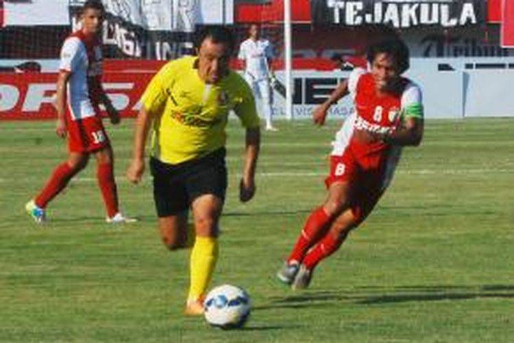 Gelandang Semen Padang, Yoo Hyun Koo, menggiring bola dalam pertandingan lanjutan penyisihan Grup B Piala Jenderal Sudirman, Jumat (20/11/2015). 