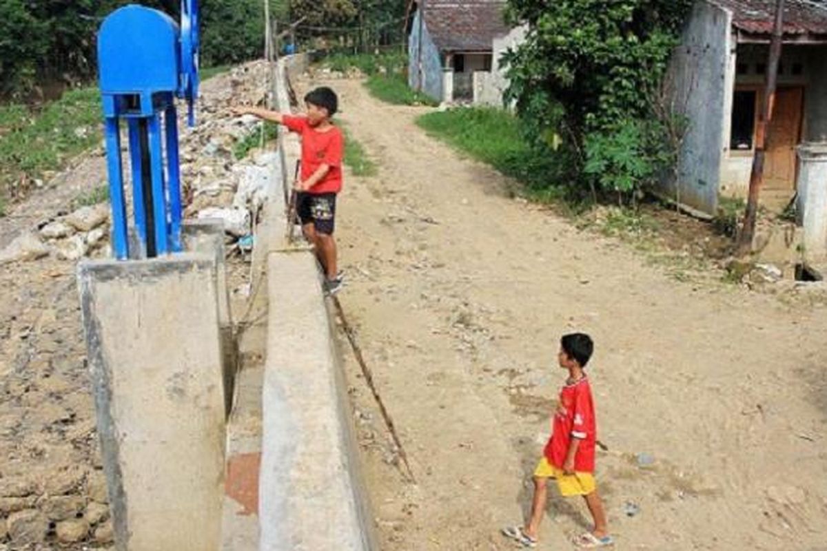  Anak-anak bermain di atas tanggul penahan luapan Sungai Cileungsi di Blok Y Perumahan Villa Nusa Indah 2, Bojongkulur, Kecamatan Gunung Putri, Kabupaten Bogor, Selasa (31/5). Ribuan warga di Villa Nusa Indah berencana pindah administrasi menjadi warga Kota Bekasi karena merasa tidak diperhatikan Pemerintah Kabupaten Bogor. Alasannya, persoalan banjir dan jalan rusak di wilayah itu tidak kunjung terselesaikan. 