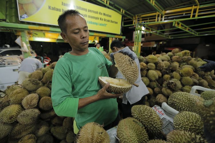 Suasana di Durian Ucok, Jalan Wahid Hasyim, Kota Medan, Sumatera Utara, Kamis (25/8/2016). Durian Ucok buka 24 jam setiap hari, tujuh hari dalam sepekan. Di sini, pengunjung bisa meminta durian sesuai rasa yang digemari, antara pahit dan manis.