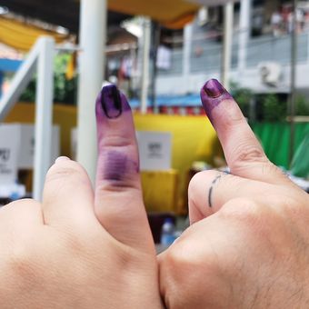 Ilustrasi menggunakan hak pilih saat Pemilu.