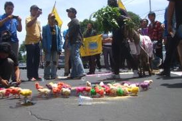 Mahasiswa PMII Banyuwangi menggelar demo di depan Kantor Bupati Banyuwangi dengan membawa Kambing dan anak ayam