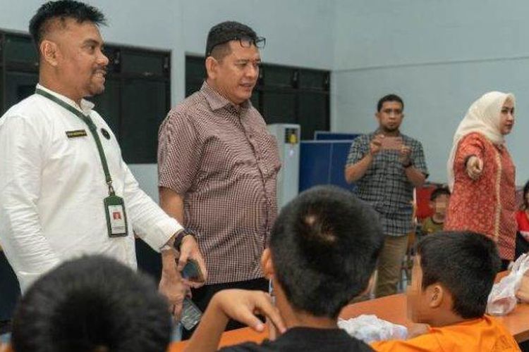 Kepala Dinas Sosial Medan Khoiruddin beserta jajaran saat melakukan pemeriksaan ke Panti Asuhan Rinte Raya Jalan Rinte Raya No 61 Kelurahan Simpang Selayang Kecamatan Medan Tuntungan, Kamis (21/9/2023)malam. Pemeriksaan itu dilakukan karena adanya laporan dari warga pemilik panti melakukan eksploitasi anak dengan cara live di aplikasi tiktok.