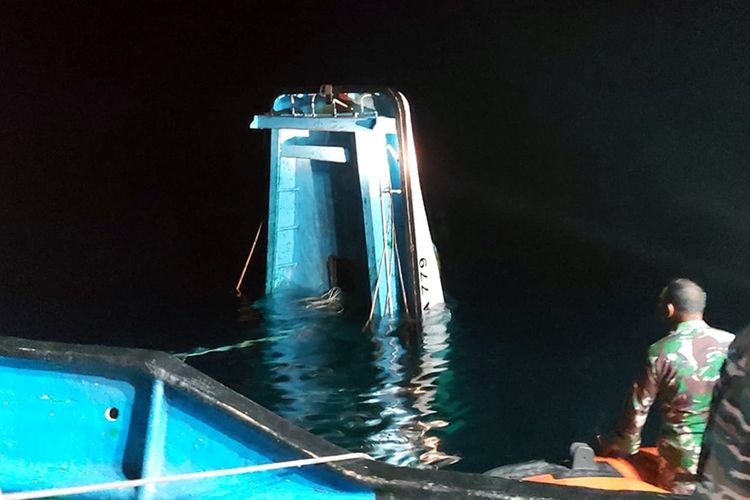 Kapal ikan Inkamina 779 yang terbakar dan tenggelam di perairan Tobelo, Kabupaten Halmahera Utara, Maluku Utara pada Minggu (29/09/2019). Foto: Basarnas Ternate