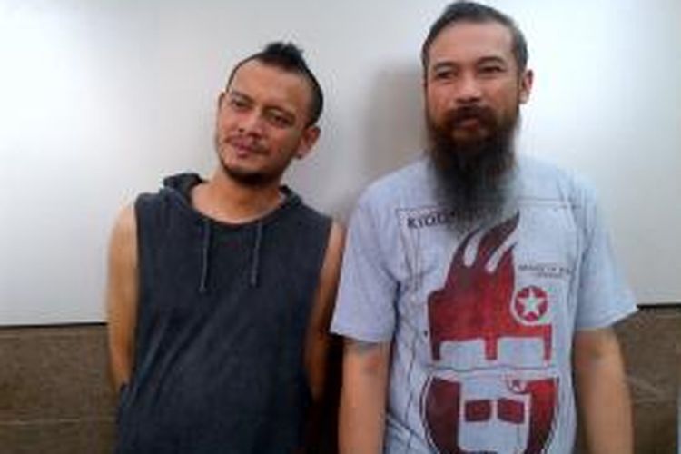 Eno (drum, kiri) dan Choki (gitar, kanan) dari band Netral berfoto bersama usai jumpa pers konser Alter Bridge Tour - Jakarta 2014, di Hard Rock Cafe, Jakarta, Jumat (7/3/2014).