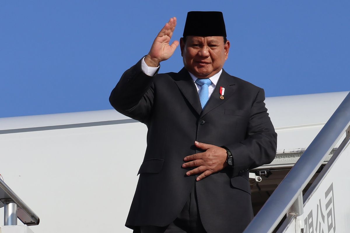 Presiden Prabowo Subianto melambaikan tangan dari atas pesawat saat akan bertolak menuju Washington DC, Amerika Serikat, di Bandara Internasional Capital, Beijing, China, Minggu (10/11/2024). Presiden Prabowo akan melakukan kunjungan kenegaraan ke AS pada 11-12 November 2024, ke Peru untuk menghadiri Konferensi Tingkat Tinggi (KTT) APEC pada 12-16 November 2024, ke Brazil untuk menghadiri KTT G20 di Rio de Janeiro pada 16-19 November 2024, ke Inggris pada 20-23 November 2024, dan ke Qatar pada 23 November 2024.