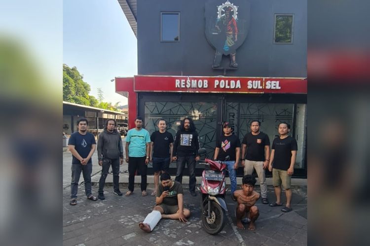 Dua pelaku pencurian kendaraan bermotor dengan modus baru yang ditangkap polisi dalam upaya pelariannya di Jalan Poros Makassar-Maros, Kabupaten Maros, Sulsel, Selasa (30/5/2023)