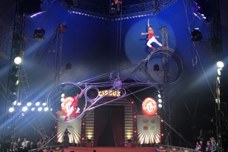 Aksi Wheel of Stunt dimainkan dengan berputar di dalam 2 roda besi dalam kecepatan tinggi