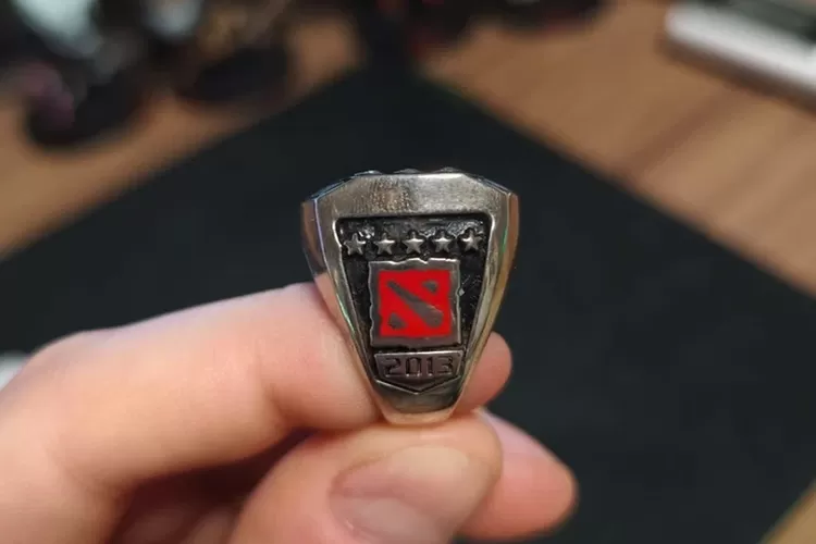 Penampakan cincin juara The International 2013 yang dimiliki Admiral Bulldog.