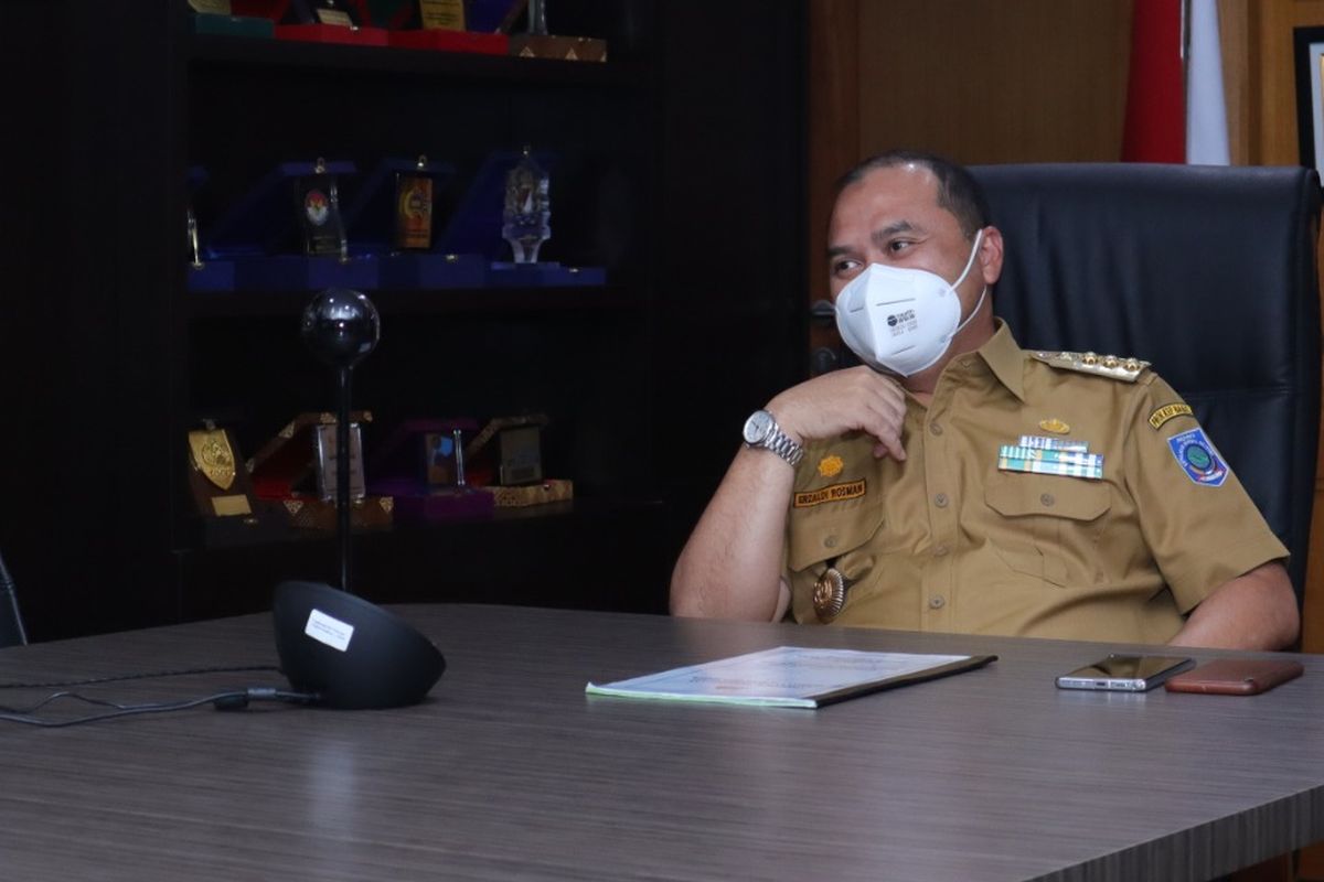 Gubernur Provinsi Kepulauan Bangka Belitung (Babel) Erzaldi Rosman saat melakukan video conference bersama mantan Menteri BUMN Dahlan Iskan, Ketua Gabungan Industri Pariwisata Indonesia (GIPI) Babel Djohan Riduan Hasan, dan Kepala Dinas Pertanian Provinsi Kepulauan Babel Juaidi Distan, Senin (27/4/2020).