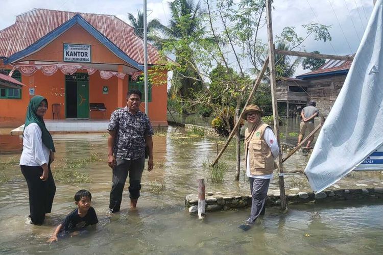 Banjir yang melanda warga Desa Lembang, Lembang, Kecamatan Baebunta Selatan, Luwu Utara, Sulawesi Selatan, sejak Kamis (28/3/2024) kini meluas ke Desa Lawewe dengan ketinggian banjir mencapai 50 sentimeter, Selasa (2/4/2024)