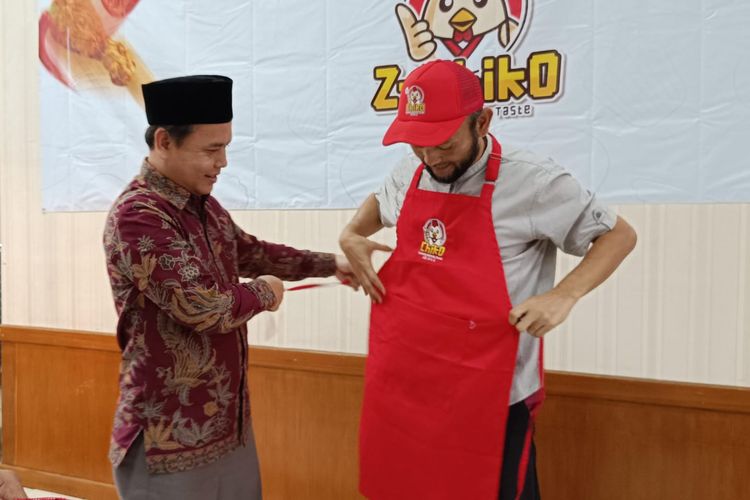 Salah satu penerima manfaat program Baznas Jawa Barat. Dalam program ini, warga kurang mampu akan mendapatkan bantuan gerobak, modal usaha, hingga pelatihan.
