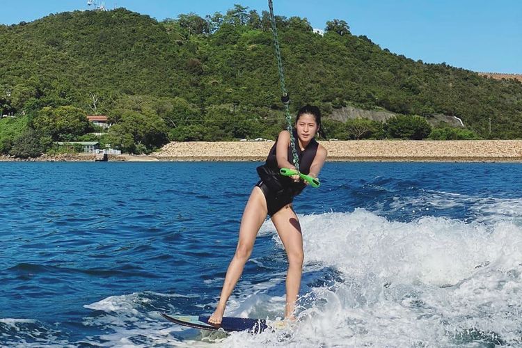 Model Filipina, Jeanine Tsoi, menjajal wakesurfing di Sai Kung, salah satu wisata alam baru di Hong Kong.