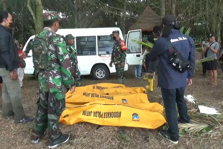 Tiga jenazah korban tenggelam di pantai Niyama Tulungagung, seluruhnya sudah ditemukan dan hendak dilakukan visum di Puskesmas Besuki Tulungagung Jawa Timur, Selasa (01/02/2022).
