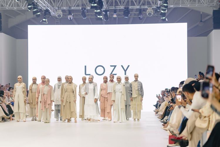 Lozyhijab menampilkan koleksi terbaru yang mengusung tema ?Avenue of Escape? di panggung Jakarta Fashion Week 2024. 