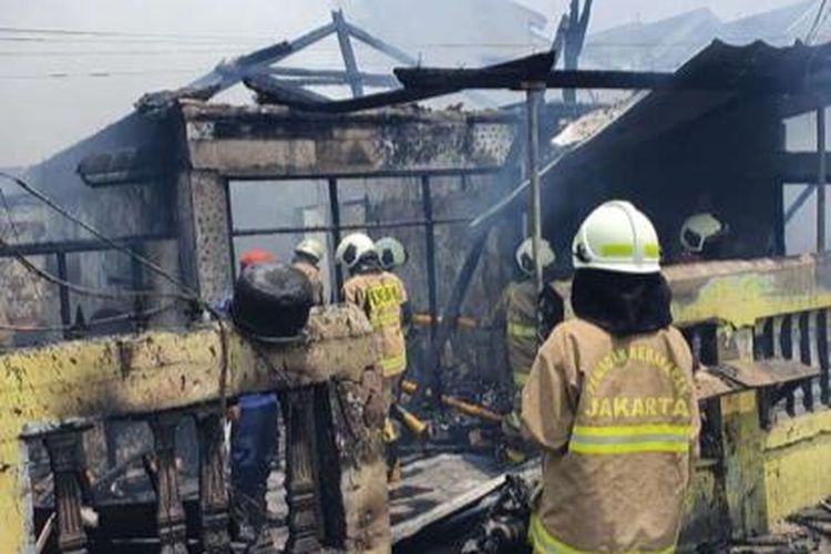 Satu rumah tinggal di Jalan Raya Serdang Nomor 14 RT 001 RW 010, Kelurahan Cempaka Baru, Kecamatan Kemayoran, Jakarta Pusat, dilanda kebakaran, Minggu (17/4/2022) siang.