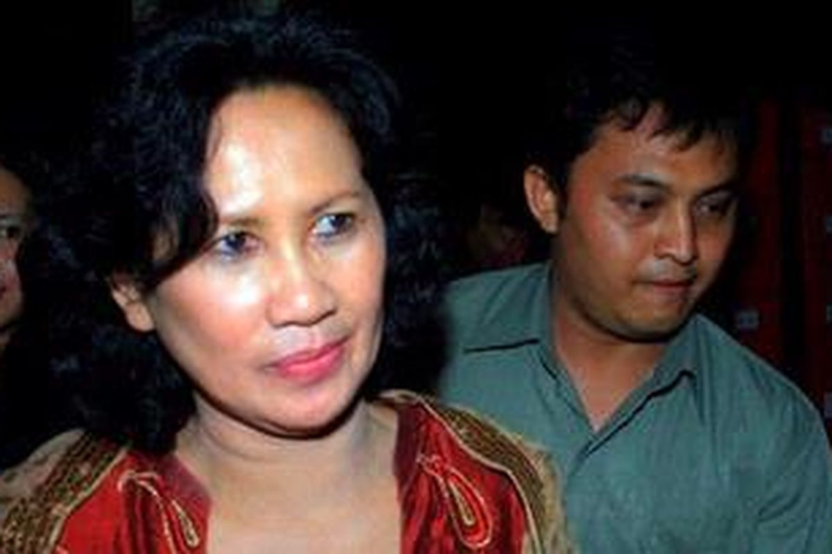 Herawati, istri mantan Kabareskrim Komjen (Pol) Susno Duadji, tiba di gedung Bareskrim Mabes Polri, Jakarta, Senin (10/5/2010) malam, untuk menjenguk suaminya yang ditangkap setelah ditetapkan sebagai tersangka terkait kasus penangkaran arwana di Riau.