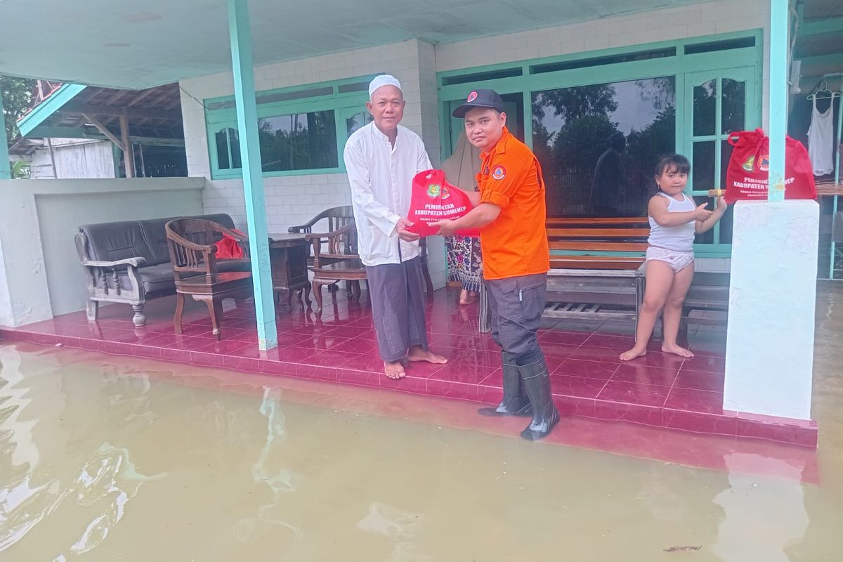 Saat anggota BPBD menyerahkan bantuan di tengah banjir