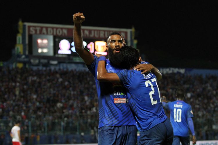 Pemain Arema FC, Sylvano Momvalius seusai mencatak gol ke gawang Perseru Badak Lampung FC pada Pekan 9 Liga 1 2019 yang berakhir dengan skor 4-1 di Stadion Kanjuruhan Kabupaten Malang, Jawa Timur, Selasa (16/07/2019) malam.