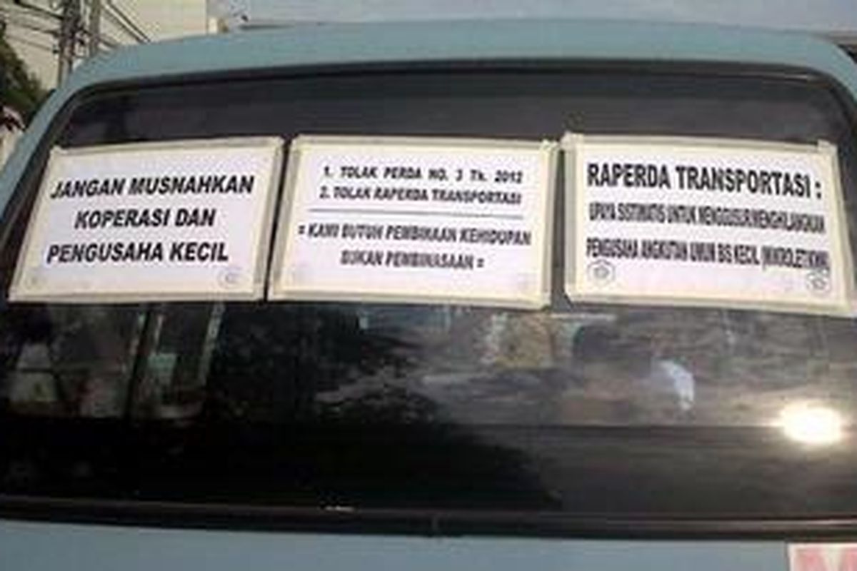 Mikrolet 44 Jurusan Kampung Melayu-Karet menolak Rancangan Peraturan Daerah tentang Transportasi yang mengatur soal retribusi dan peremajaan angkutan kota, Selasa (20/11/2012), di Jakarta.