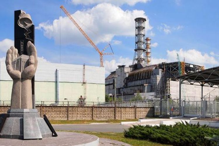 Monumen peringatan tragedi Chernobyl dan sisa reaktor nomor empat yang meledak pada 26 April 2016.