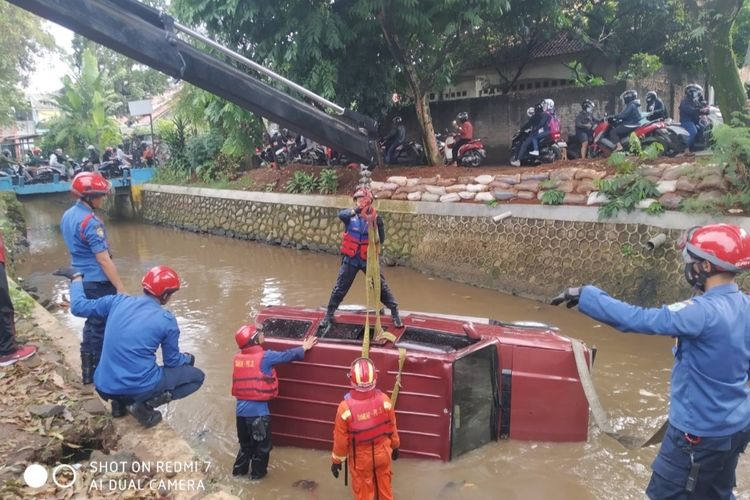 Mobil Toyota Kijang Grand Ekstra berwarna merah terperosok dan tercebur di Kali M. Kahfi II, RT 01 RW 08, Kelurahan Srengseng Sawah, Kecamatan Jagakarsa, Jakarta Selatan, Selasa (11/1/2022) pagi.