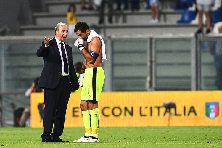 Penjaga gawang sekaligus kapten Italia, Gianluigi Buffon (kanan), berbicara dengan pelatih Giampiero Ventura usai pertandingan kualifikasi Piala Dunia 2018 melawan Israel di Reggio Emilia, 5 September 2017.
