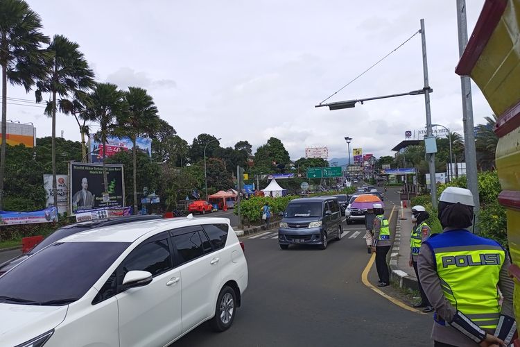 Situasi arus lalu lintas kendaraan di Jalur Puncak Bogor, Jawa Barat.