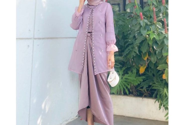 Produk One Set Organza dari Divine Batik Official, diambil dari Shopee.com