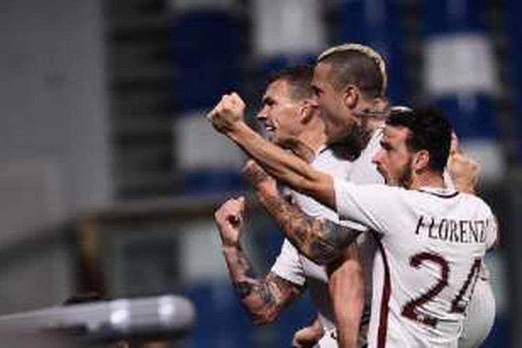 Radja Nainggolan, Edin Dzeko, dan Alessandro Florenzi melakukan selebrasi seusai AS Roma mencetak gol ke gawang Sassuolo, Rabu (26/10/2016). 