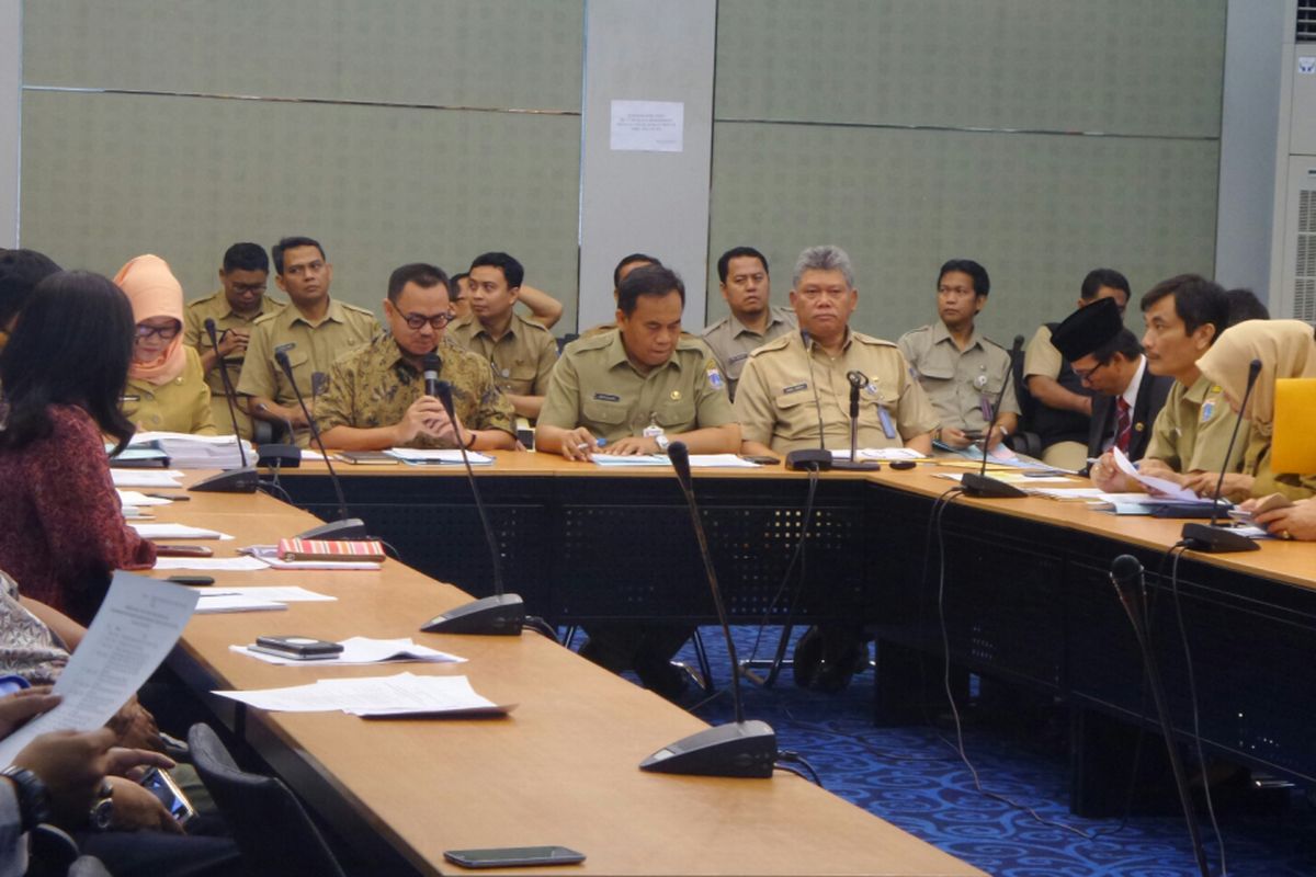 Rapat FGD tentang reklamasi yang dihadiri tim sinkronisasi Anies-Sandi dan tim Pemprov DKI. Ketua tim sinkronisasi Sudirman Said dan Sekda DKI Saefullah ikut dalam pertemuan itu di Balai Kota DKi Jakarta, Selasa (20/6/2017). 