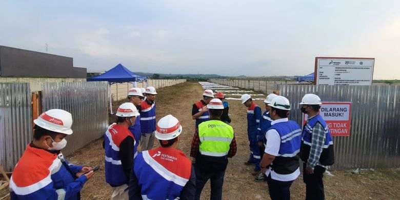 Direktur Infrastruktur dan Teknologi PGN Achmad Muchtasyar, saat Management Walk Through pembangunan pipa distribusi Semarang-Kendal beberapa waktu lalu, didampingi oleh Direktur Sales dan Operasi PGN Faris Aziz. 
