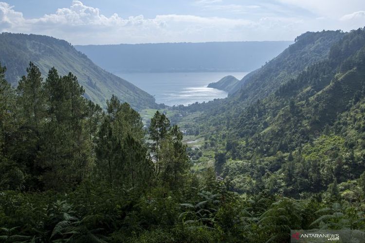 Pemandangan Danau Toba dari The Kaldera Toba Nomadic Escape, Pardamean Sibisa, Ajibata, Kabupaten Toba Samosir, Sumatera Utara. 