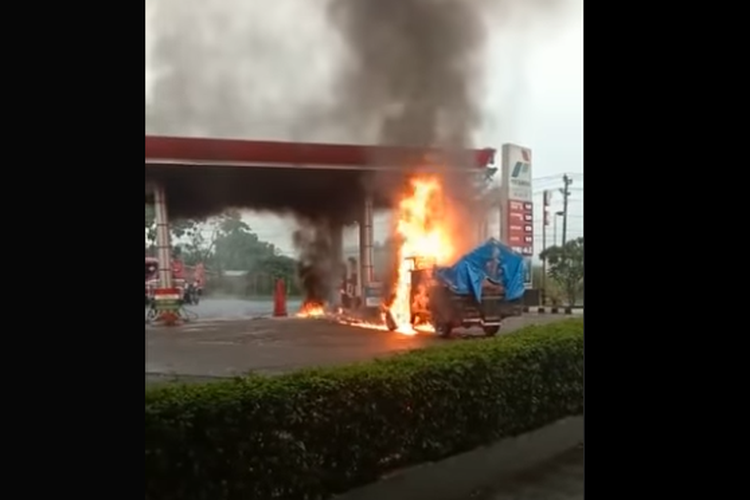 Mobil pikap terbakar saat isi bensin.