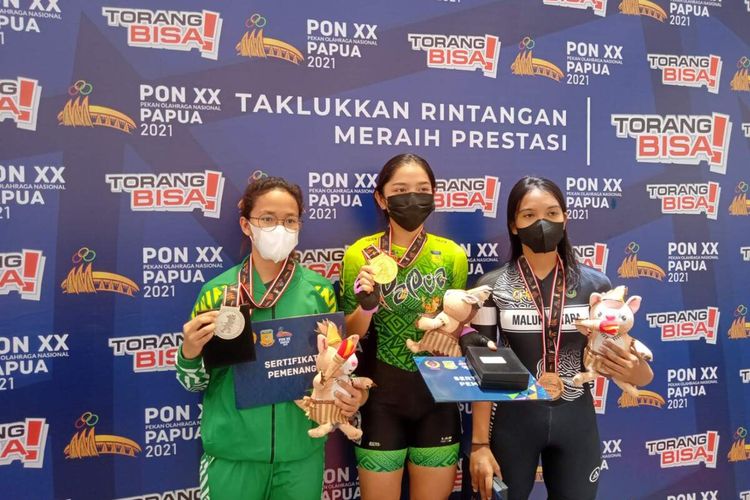 Atlet sepatu roda Papua, Dhinda Salsabila (tengah) berhasil meraih medali emas pada nomor ITT 200 meter putri, Jayapura, Papua, Selasa (28/9/2021)