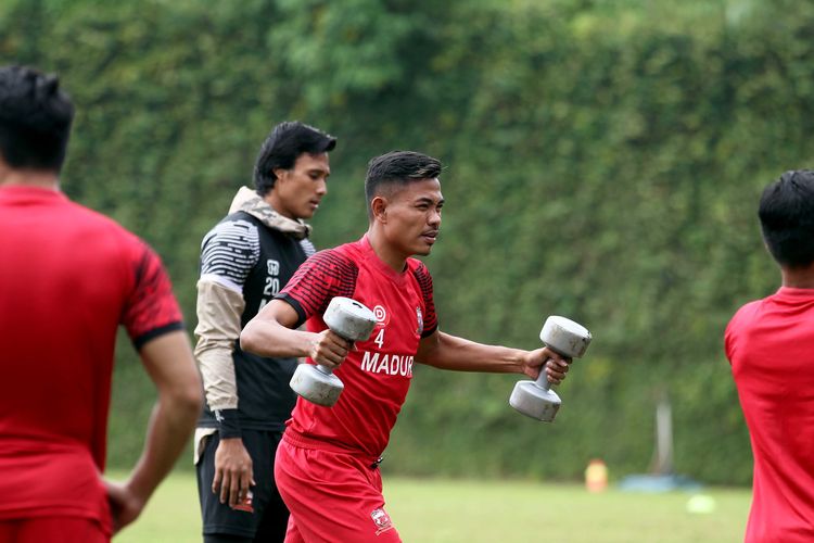 Pelatih Madura United, Asep Berlian saat latihan bersama untuk persiapan Piala Menpora 2021 di Lapangan Agrokusuma Batu, Jawa Timur, Sabtu (27/02/2021) pagi.
