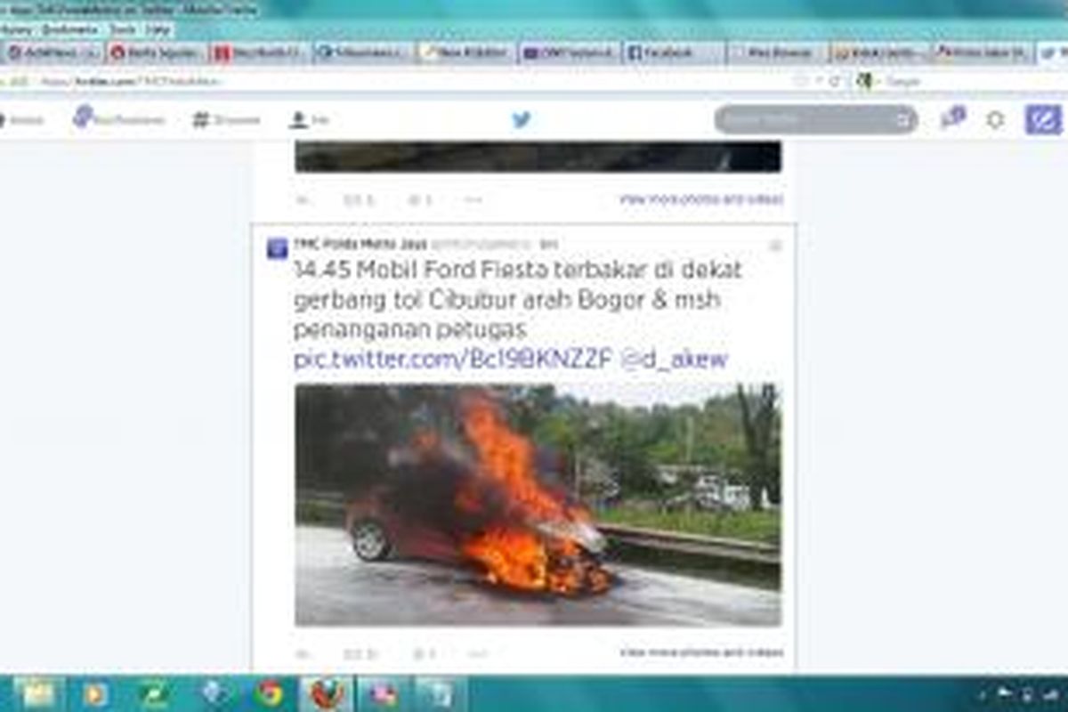 Mobil Ford Fiesta terbakar di Tol Cibubur, Jumat (4/7/2014).