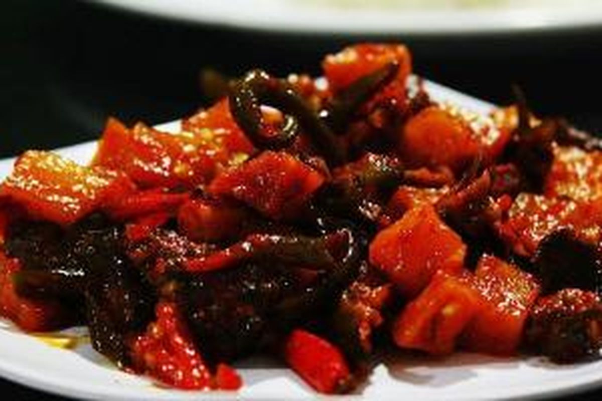 Kurangi konsumsi menu Lebaran yang tinggi kalori, seperti sambal goreng ati.