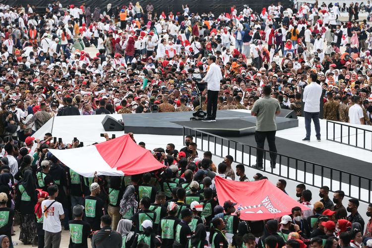 Presiden RI Joko Widodo memberi sambutan saat menghadiri acara Gerakan Nusantara Bersatu di Stadion Gelora Bung Karno, Jakarta, Sabtu (26/11/2022)