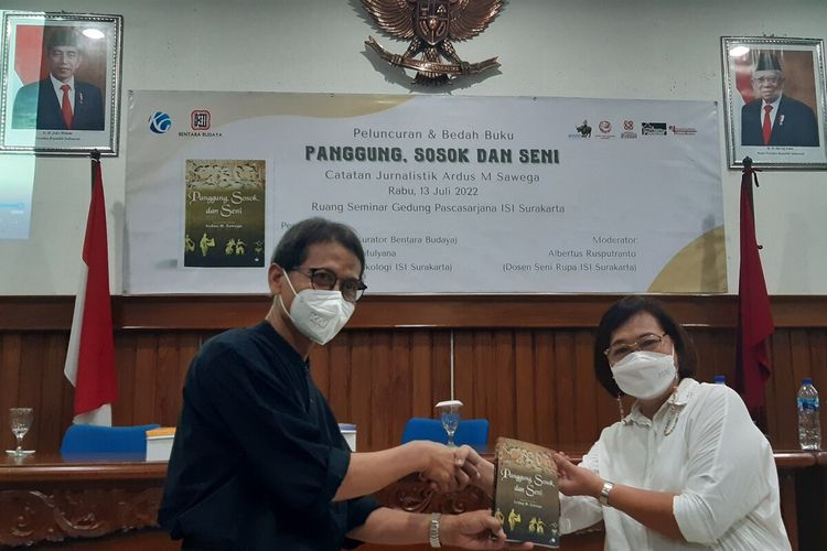 Penyerahan secara simbolis buku Panggung, Sosok dan Seni Catatan Jurnalistik Ardus M Sawega kepada Retno Susilaningsih, istri almarhum Ardus M Sawega dalam peluncuran & bedah buku di Ruang Seminar Gedung Pascasarjana ISI Surakarta, Solo, Jawa Tengah, Rabu (13/7/2022).