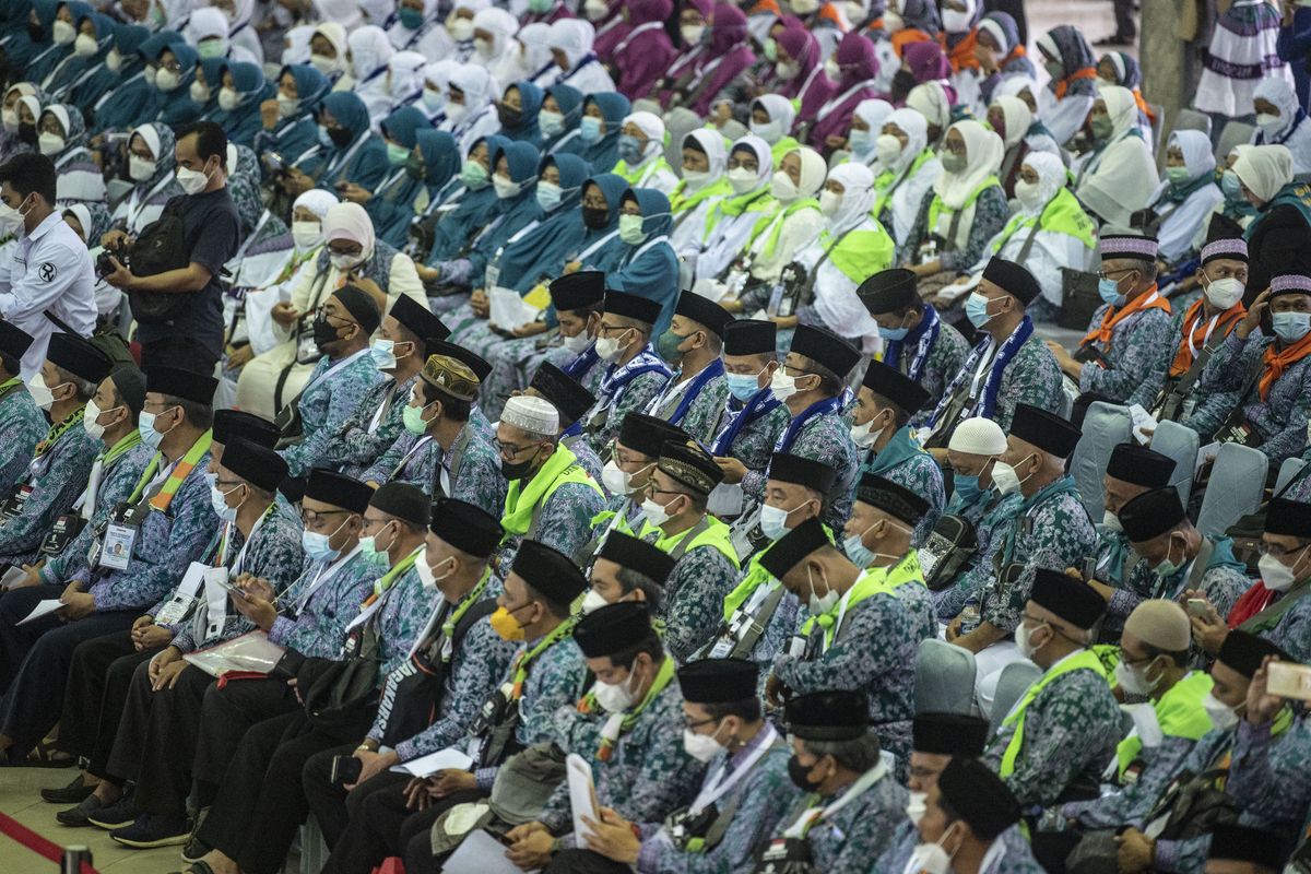 Jamaah calon haji kelompok terbang (kloter) 1 embarkasi haji Jakarta-Pondok Gede menunggu proses administrasi dan pemeriksaan kesehatan di Asrama Haji Pondok Gede, Jakarta, Jumat (3/6/2022).  Sebanyak 389 jamaah calon asal DKI Jakarta yang tergabung dalam kloter 1 embarkasi haji Jakarta-Pondok Gede masuk ke Asrama Haji Pondok Gede sebelum diberangkatkan ke Tanah Suci pada Sabtu, 4 Juni 2022. ANTARA FOTO/Aprillio Akbar/aww.