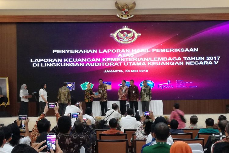 Badan Pemeriksa Keuangan (BPK) RI menyerahkan penyampaian laporan hasil pemeriksaan (LHP) ke Kementerian Dalam Negeri. Penyerahan LHP tersebut diserahkan kepada Menteri Dalam Negeri Tjahjo Kumolo di gedung BPK, Jakarta, Rabu (30/5/2018)