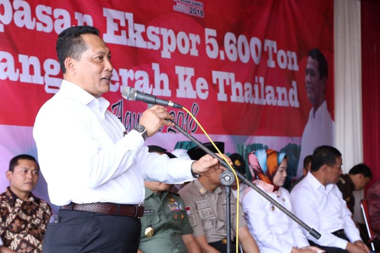 Direktur Utama Bulog Budi Waseso sedang menyampaikan pidato dalam acara pelepasan ekspor 5.600 ton bawang merah ke Thailand di Klompak, Wanasari, Brebes Jawa Tengah, Rabu (1/8/2018).